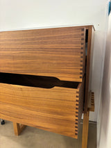 Raw by Knast Snedkermøbler Raw by Knast snedkermøbel 80x48cm / 2 skuffer - lakeret valnød udstillingsmodel