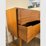 Raw by Knast Snedkermøbler Raw by Knast snedkermøbel 80x48cm / 2 skuffer - lakeret valnød udstillingsmodel