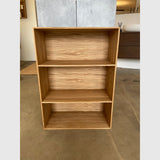 Knast Bogskabe og reoler Reol i egetræ med to hylder - 50x70x23cm