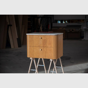 Customized by KNAST Snedkermøbler Snedkermøbel by Skjødt Snedkeri 01 - Lamel 100x48x54cm / 2 skuffer - inkl Solid Surface håndvask