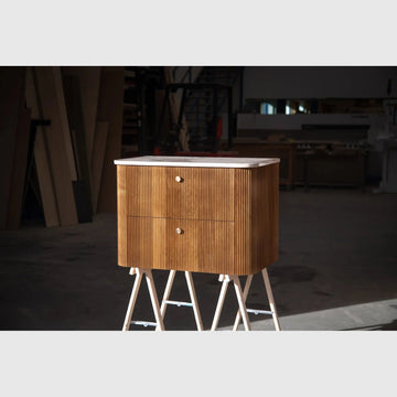 Customized by KNAST Snedkermøbler Snedkermøbel by Skjødt Snedkeri 02 - Lamel - 160x48x54cm / 2 skuffer - inkl Solid Surface håndvask