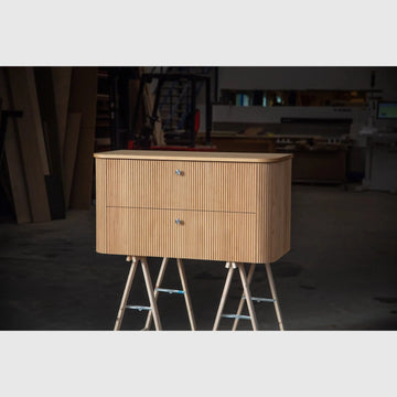 Customized by KNAST Snedkermøbler Snedkermøbel by Skjødt Snedkeri 06 - Rillet - 80x48x54cm / 2 skuffer - inkl Solid Surface håndvask