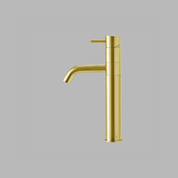 QTOO Håndvaskarmatur QTOO Håndvaskarmatur høj med svingbar J-tud, 5,7 l/min - 130mm - børstet messing