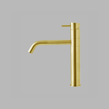 QTOO Køkkenarmatur QTOO Køkkenarmatur med svingbar J-tud, 8,3 l/min - 200mm  - børstet messing