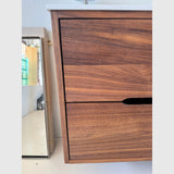 Raw by Knast Snedkermøbler RAW BY KNAST 100x48x59 CM (LxDxH) olieret valnød / 2 SKUFFER UDSTILLINGSMODEL