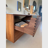 Raw by Knast Snedkermøbler RAW BY KNAST 100x48x59 CM (LxDxH) olieret valnød / 2 SKUFFER UDSTILLINGSMODEL