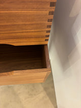 Raw by Knast Snedkermøbler Raw by Knast snedkermøbel 80x48cm / 2 skuffer - lakeret valnød udstillingsmodel