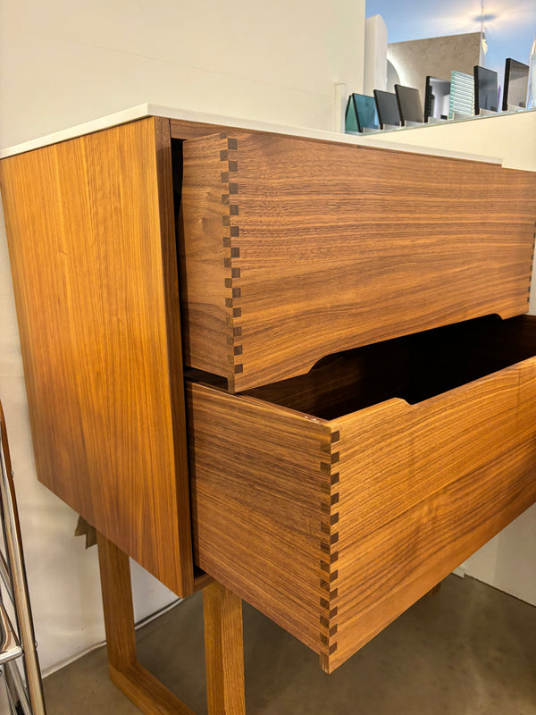 Raw by Knast Snedkermøbler Raw by Knast snedkermøbel 80x48cm / 2 skuffer - lakeret valnød udstillingsmodel