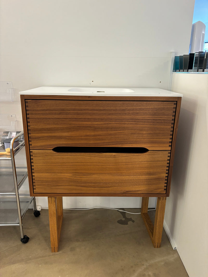 Raw by Knast Snedkermøbler Raw by Knast snedkermøbel 80x48cm / 2 skuffer - lakeret valnød udstillingsmodel